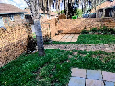 3 Bedroom Townhouse For Sale in Kempton Park - f5sM.webp