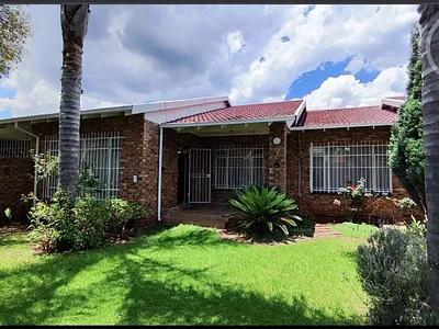 3 Bedroom Townhouse For Sale in Kempton Park - z6TW.webp