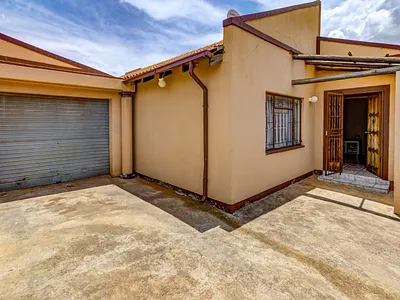 3 Bedroom Townhouse For Sale in Tembisa - img