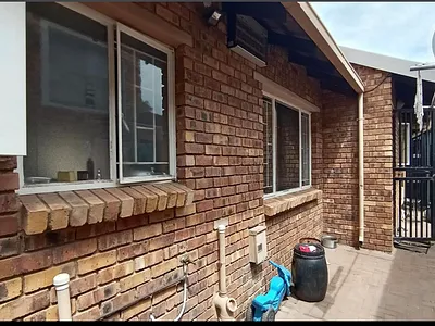 3 Bedroom Townhouse For Sale in Kempton Park - img