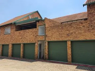 5 Bedroom Townhouse For Sale in Kempton Park - XsIT.webp