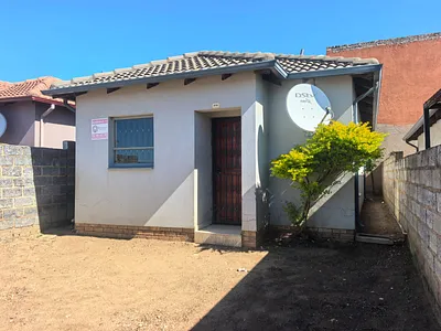 2 Bedroom House For Sale in Clayville, Midrand - 4omu.webp