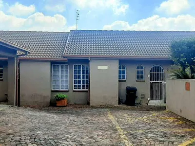 2 Bedroom Townhouse For Sale in Kempton Park - 6M9W.webp