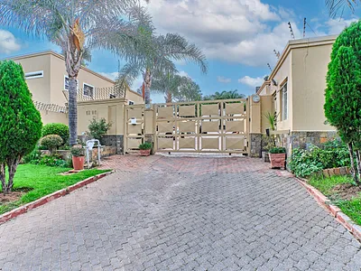 2 Bedroom Townhouse For Sale in Johannesburg - Lw1E.webp
