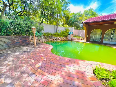 4 Bedroom House For Sale in Sandton - rUb4.webp