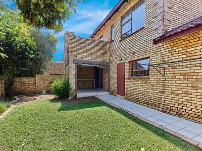 3 Bedroom Townhouse For Sale in Roodepoort - fKzE.webp