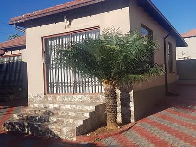 3 Bedroom House For Sale in Roodepoort - dB5f.webp