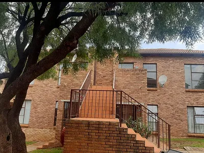 2 Bedroom Apartment For Sale in Roodepoort - d3Ow.webp
