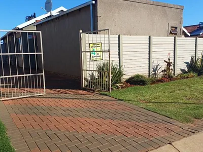 4 Bedroom House For Sale in Alberton - pdKH.webp
