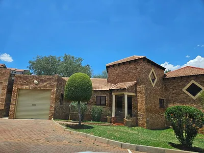 2 Bedroom Townhouse For Sale in Johannesburg - oCfr.webp