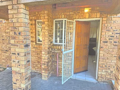 2 Bedroom Apartment For Sale in Roodepoort - t3gU.webp
