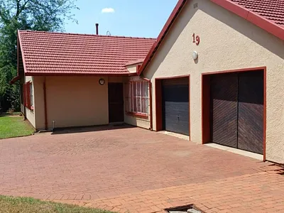4 Bedroom House For Sale in Roodepoort - 7dyx.webp