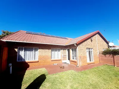 4 Bedroom Townhouse For Sale in Centurion - 9FiW.webp