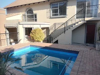 5 Bedroom Townhouse For Sale in Kempton Park - Yqxc.webp