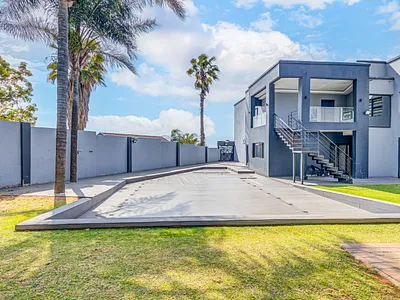 4.5 Bedroom House For Sale in Sandton - 7O3i.webp