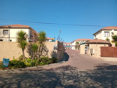 3 Bedroom Townhouse For Sale in Johannesburg - LErQ.webp