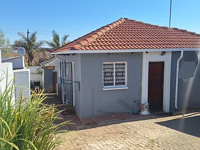 3 Bedroom House For Sale in Clayville East, Midrand - MpLl.webp