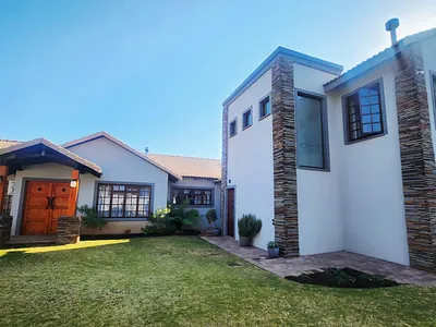 4 Bedroom House For Sale in Centurion - 44eI.webp