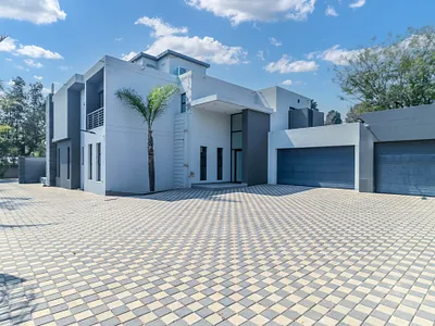 4 Bedroom House To Rent in Sandton - JxsG.webp