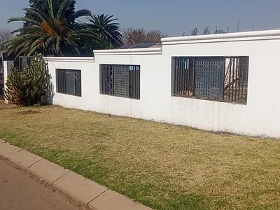 2 Bedroom House For Sale in Soweto - glMU.webp