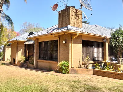 5 Bedroom House For Sale in Randburg - 37LZ.webp