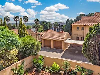 2 Bedroom Townhouse For Sale in Bedfordview - ehOu.webp