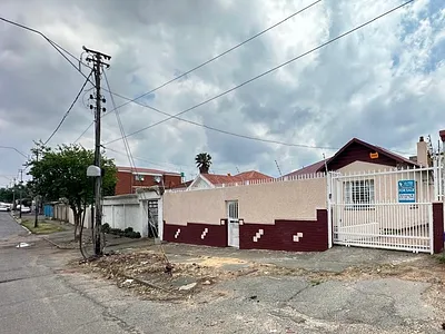 3 Bedroom House For Sale in Johannesburg - aZu5.webp