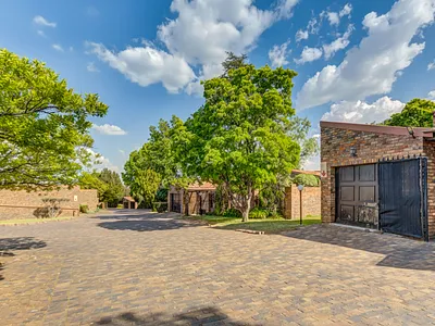 3 Bedroom Townhouse For Sale in Sandton - 0ROS.webp