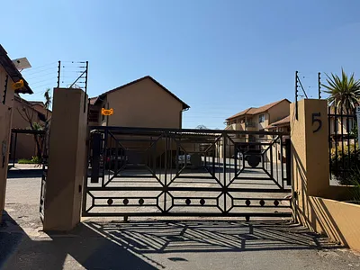2 Bedroom Townhouse For Sale in Roodepoort - XkUw.webp