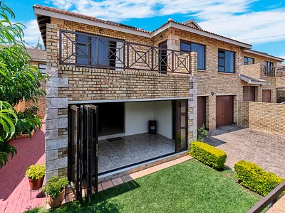 4 Bedroom Townhouse For Sale in Roodepoort - Dy8X.webp