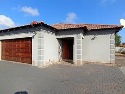 3 Bedroom House For Sale in Akasia - gFHJ.webp