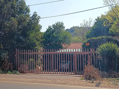 5 Bedroom House For Sale in Roodepoort - L0cD.webp