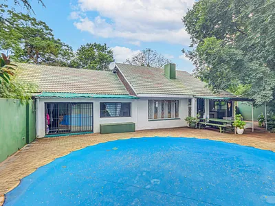 3 Bedroom House For Sale in Sandton - rbOe.webp