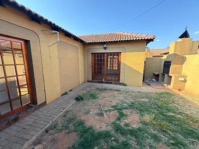 3 Bedroom Townhouse For Sale in Polokwane - jU5p.webp