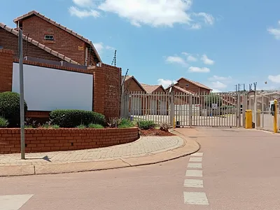 3 Bedroom Townhouse For Sale in Akasia - img