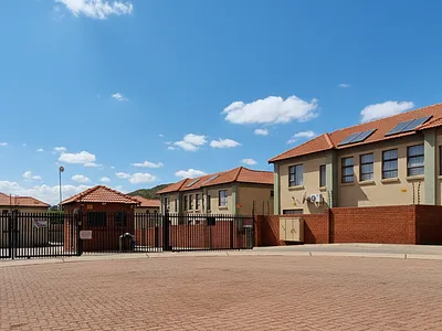 3 Bedroom Townhouse For Sale in Akasia - img