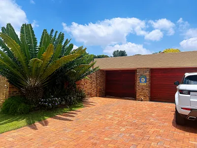 4 Bedroom House For Sale in Sandton - lPce.webp