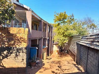 5 Bedroom House For Sale in Johannesburg - PhOv.webp