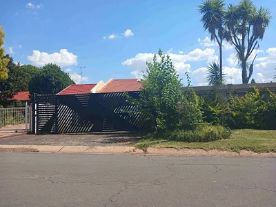 3 Bedroom House For Sale in Roodepoort - y7DX.webp