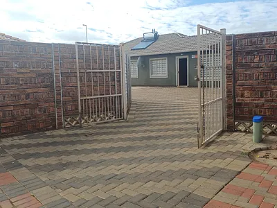4 Bedroom House For Sale in Alberton - 0Gvm.webp