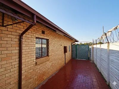 4 Bedroom House For Sale in Johannesburg - 0ost.webp