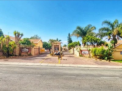 3 Bedroom Townhouse For Sale in Midrand - 31eG.webp