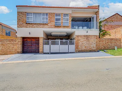 3 Bedroom House For Sale in Randburg - wgsF.webp