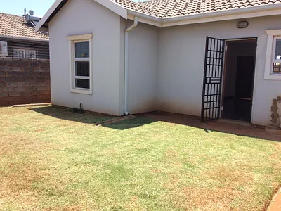 2 Bedroom House To Rent in Soweto - V9Xf.webp