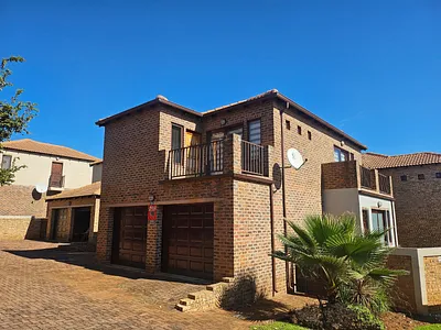 3 Bedroom Townhouse For Sale in Roodepoort - 7fmk.webp