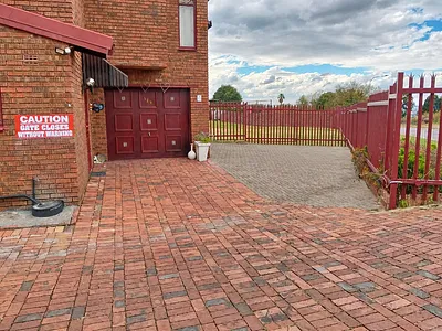 3 Bedroom Apartment For Sale in Johannesburg - onVR.webp