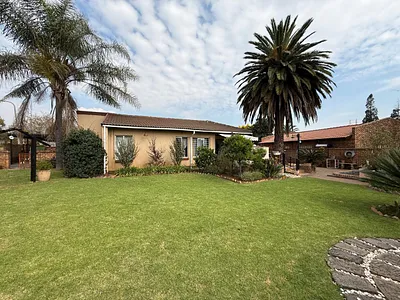 6 Bedroom House For Sale in Middelburg - img
