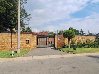 5 Bedroom House For Sale in Roodepoort - XgOW.webp