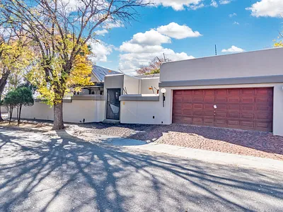 3 Bedroom House For Sale in Johannesburg - r9oy.webp