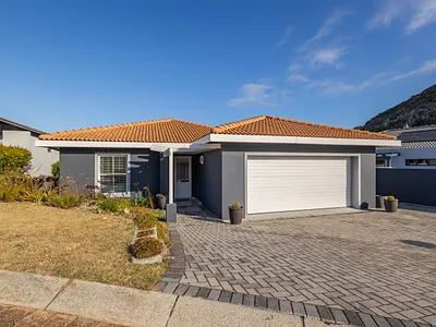 3 Bedroom House For Sale in Plettenberg Bay - 5JCg.webp